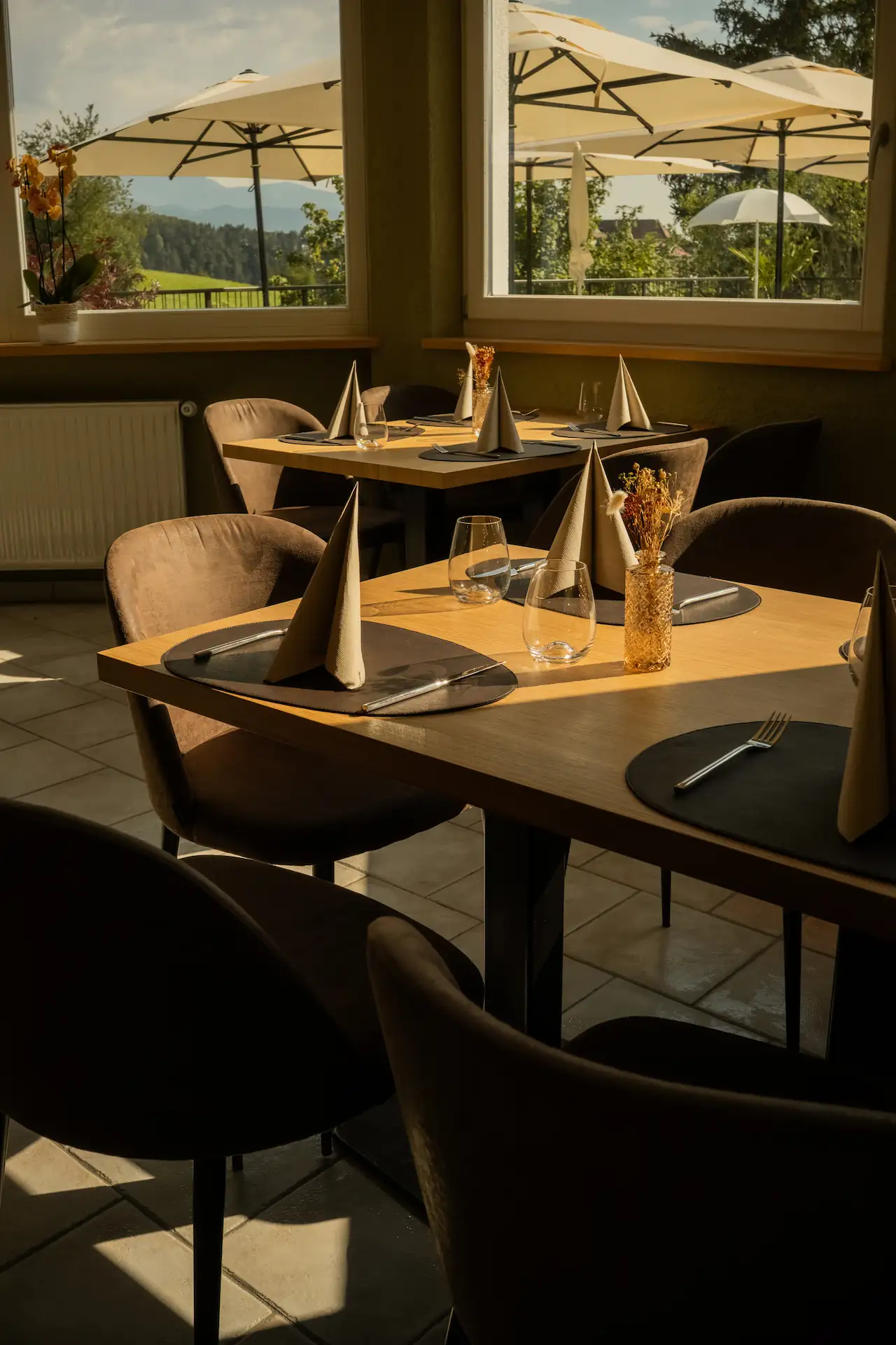Sonnenterrasse und Restaurant im Hotel Roduna